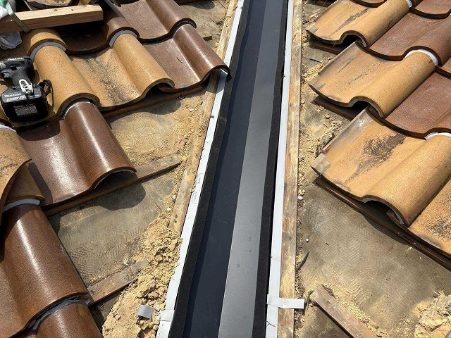 新しい谷板金の設置